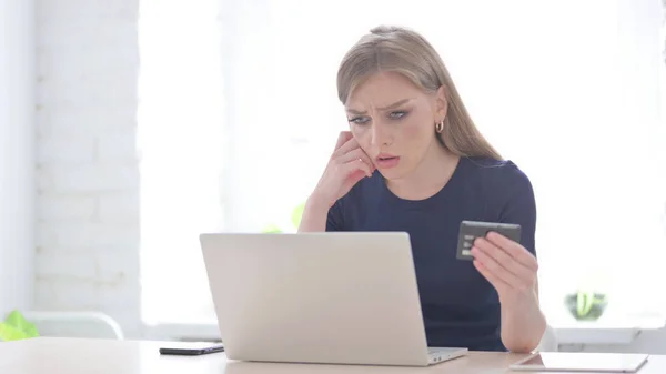 Bilgisayarda Çevrimiçi Ödeme Başarısızlığı Olan Genç Kadın — Stok fotoğraf
