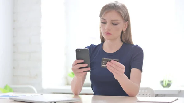 Mujer Joven Haciendo Pago Línea Con Éxito Teléfono Inteligente —  Fotos de Stock