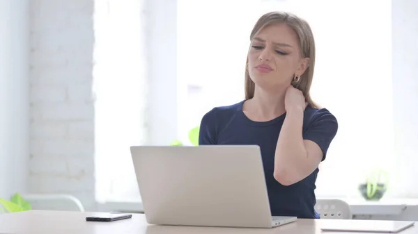 Mujer Joven Que Tiene Dolor Cuello Mientras Usa Ordenador Portátil — Foto de Stock