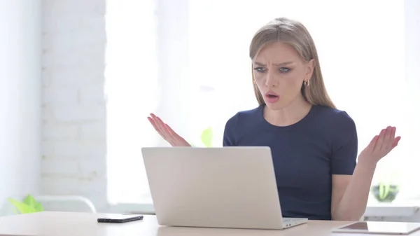 Mujer Joven Reaccionando Pérdida Mientras Usa Ordenador Portátil —  Fotos de Stock