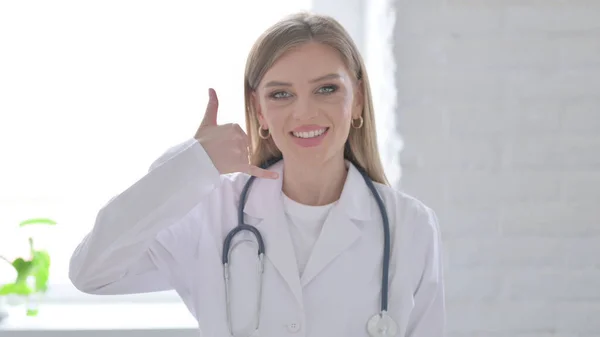 Retrato Doctora Mostrando Llámame Señal — Foto de Stock