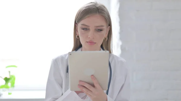 Retrato Médico Feminino Usando Tablet Escritório — Fotografia de Stock