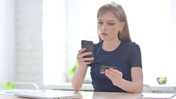 Mladá Žena Není Schopna Provést Online Platbu Smartphone — Stock fotografie