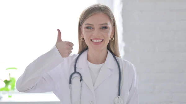 Πορτρέτο Της Γυναίκας Γιατρός Δείχνει Αντίχειρες Μέχρι Σημάδι — Φωτογραφία Αρχείου