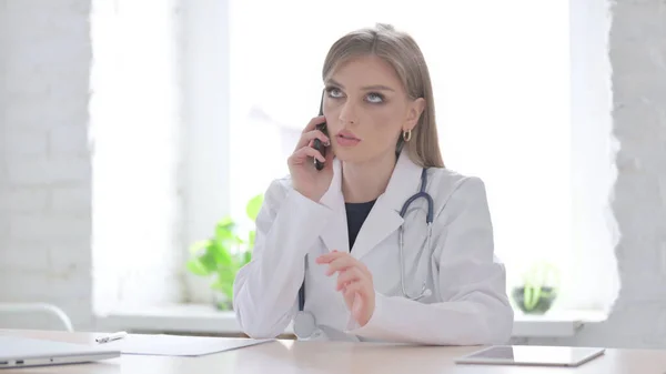 Médico Feminino Falando Por Telefone Clínica — Fotografia de Stock