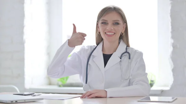 Médico Femenino Mostrando Pulgares Hacia Arriba Mientras Está Sentado Clínica — Foto de Stock