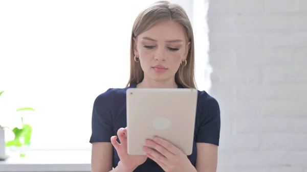 Retrato Mulher Jovem Usando Tablet Escritório — Fotografia de Stock