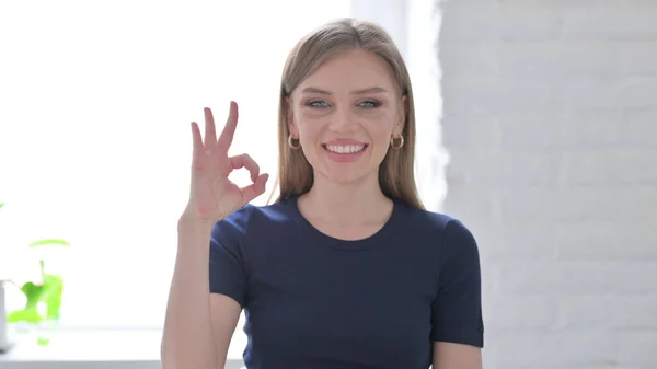 Портрет Молодої Жінки Показує Знак Добре Підпиши Пальцем — стокове фото