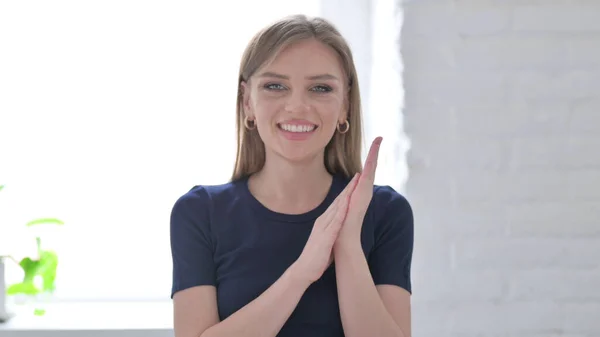 Портрет Щасливої Молодої Жінки Кліппінг Аплодуючи — стокове фото