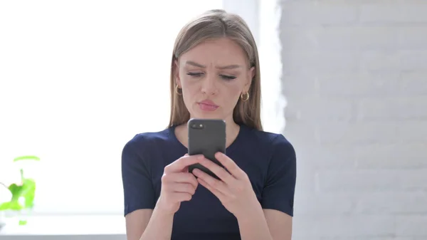 Retrato Mujer Joven Reaccionando Pérdida Teléfono Inteligente — Foto de Stock