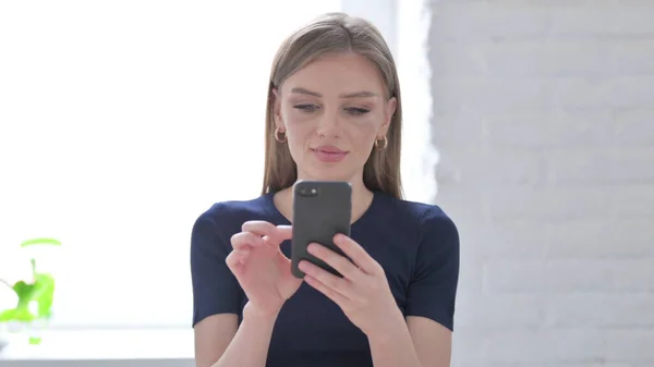 Retrato Mujer Joven Usando Smartphone Internet — Foto de Stock
