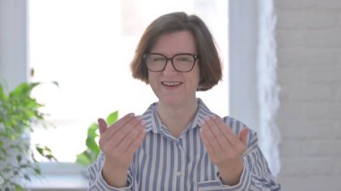 Kamerayı ve Daveti Gösteren Yaşlı Kadın Portresi