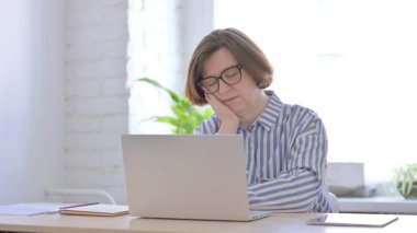 Ofiste Dizüstü bilgisayarla Uyuyan Yaşlı Kadın