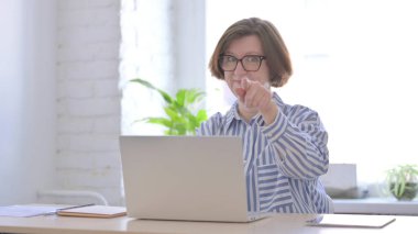 Dizüstü bilgisayar kullanırken Yaşlı Kadın Kamerayı Gösteriyor