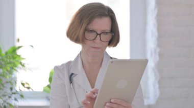 Ofiste Tablet kullanan Kadın Doktor Portresi