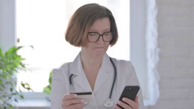 Smartphone 'da Başarılı Çevrimiçi Ödeme Yapan Kadın Doktorun Portresi