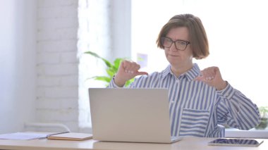 Yaşlı kadın dizüstü bilgisayar kullanırken Kayıp Kişiye Tepki Veriyor