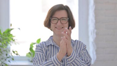 Mutlu yaşlı kadının portresi alkışlıyor, alkışlıyor.