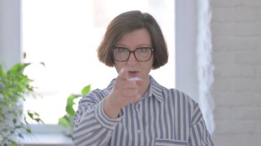 Kamerayı gösteren yaşlı kadının portresi.