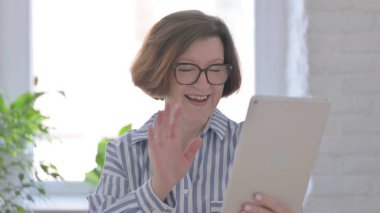 Ofisteki Yaşlı Kadın 'ın Tabletteki Görüntü Çağrısı