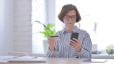 Yaşlı Kadın Smartphone 'da Başarılı Çevrimiçi Ödeme Yapıyor