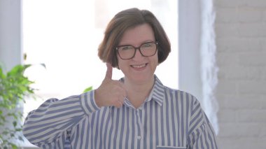 Yaşlı Kadın Portresi Başparmakları Yukarı İşaretini Gösteriyor