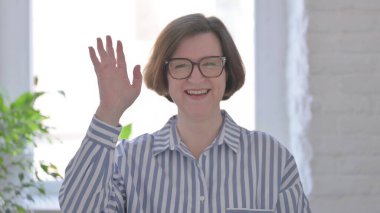 Yaşlı Kadın El Sallıyor, Hoş Geldiniz