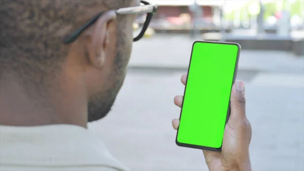 Uomo Afroamericano Utilizzando Smartphone Con Schermo Verde All Aperto — Foto Stock