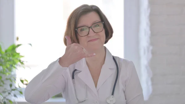 Retrato Doctora Mostrando Llámame Señal — Foto de Stock