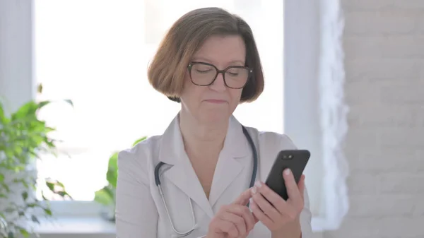 Porträtt Kvinnlig Doktor Fira Smartphone — Stockfoto