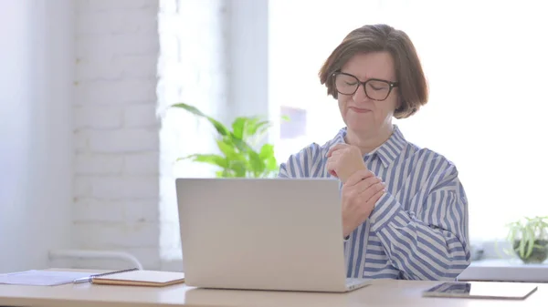 Vecchia Donna Che Dolore Polso Durante Utilizzo Del Computer Portatile — Foto Stock