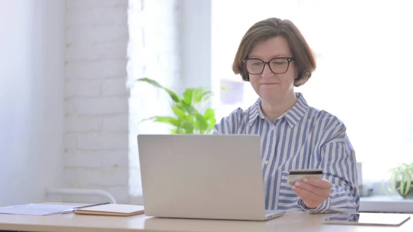 Vecchia Donna Che Effettua Con Successo Pagamento Online Sul Computer — Foto Stock