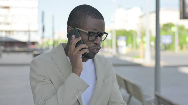 Enojado Hombre Afroamericano Hablando Por Teléfono Aire Libre — Foto de Stock