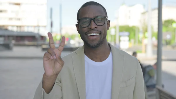 Возбужденный Афроамериканец Показывает Знак Победы Улице — стоковое фото