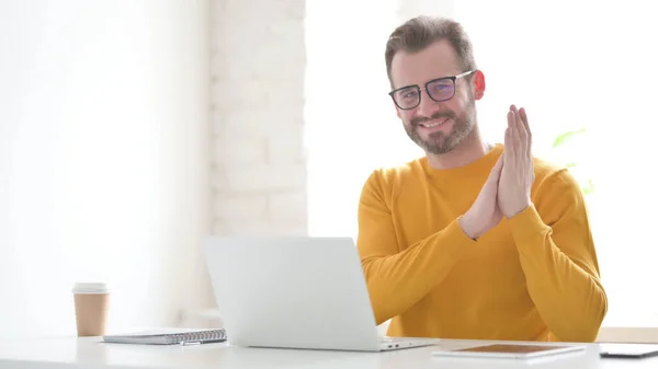 Happy Middle Aged Man Clapping While Using Laptop — Foto Stock