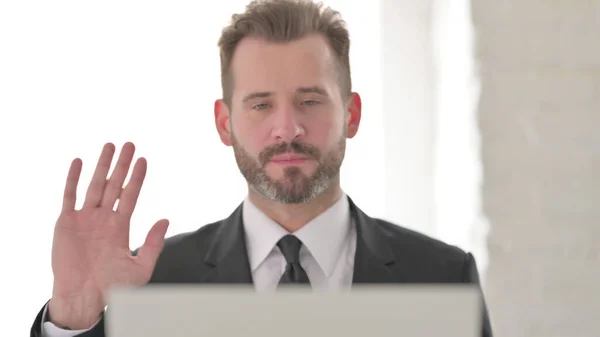 Portret Biznesmena Mówienie Wideo Połączenie Laptopie — Zdjęcie stockowe