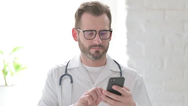 Medelålders Läkare Som Använder Smartphone — Stockfoto