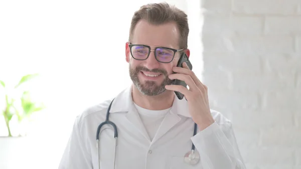 Middle Aged Doctor Talking Phone — Stock Photo, Image