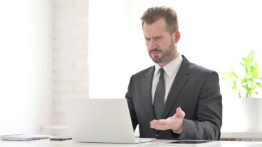 İşadamı dizüstü bilgisayar kullanırken Kayıplara Tepki Veriyor