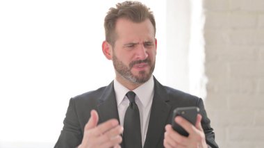Smartphone 'da Kaybolan İşadamının Portresi