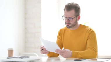 Ofisteki Belgeleri Okurken Orta Yaşlı Adam Sinirlendi