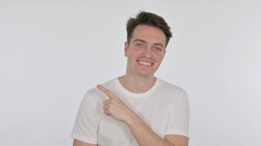 Sıradan Genç Adam Beyaz Arkaplanda Tarafını Gösteriyor
