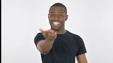 Beyaz Arkaplanda Kamerayı Gösteren Afrikalı Adam Davet Ediliyor