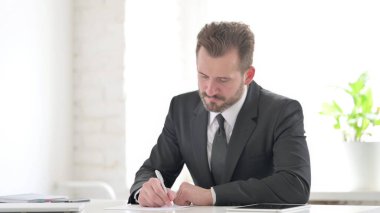 Ofisteki Kağıda Yazan İşadamı