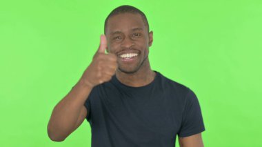 Yeşil Arkaplanda Afrikalı Adam 'dan Başparmaklar Yukarı