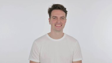 Beyaz Arkaplanda Gülümseyen Sıradan Genç Adam