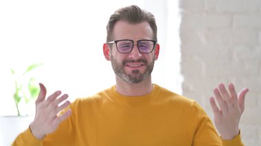 Hayal kırıklığına uğramış orta yaşlı adam kayıplara tepki veriyor.