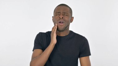 beyaz arka plan üzerinde diş ağrısı ile afrikalı adam