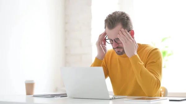 Medelålders Man Med Huvudvärk När Arbetar Laptop — Stockfoto