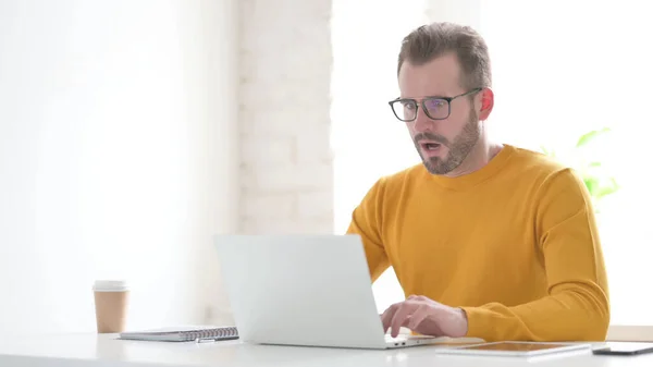 Homem Meia Idade Sentindo Chocado Usar Laptop — Fotografia de Stock